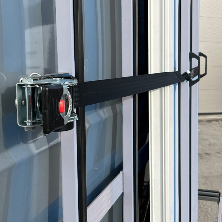 Pupitre Porte-Verre - Sangle d'arrimage de série. Photo générique non contractuelle.