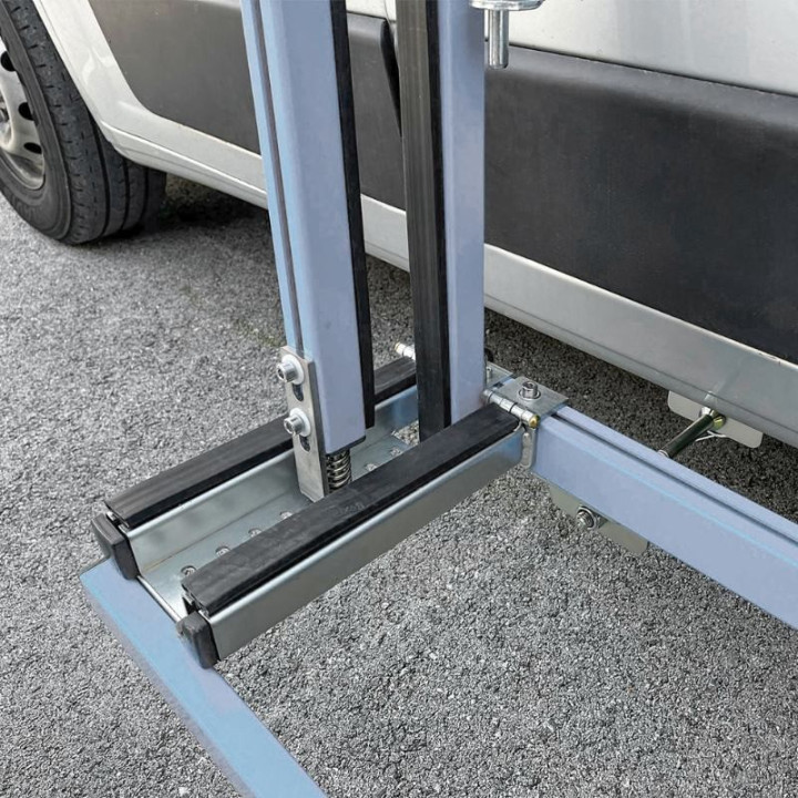 Pupitre Porte-Verre - Barres de fixation autobloquantes. Photo générique non contractuelle.