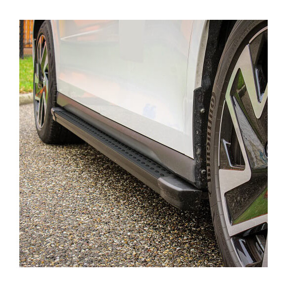 Marchepied latéral fixe, revêtement aluminium avec revêtement plastique noir sur le dessus. Marchepied latéral fixe, revêtement aluminium avec revêtement plastique noir sur le dessus.