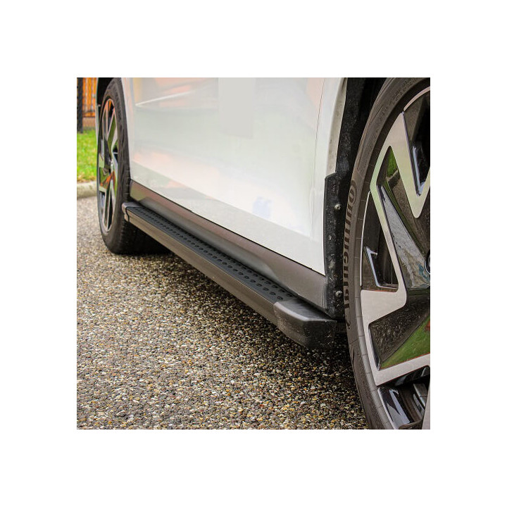 Marchepied latéral fixe, revêtement aluminium avec revêtement plastique noir sur le dessus.