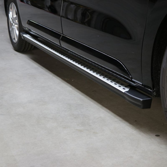 Marchepied latéral fixe, revêtement aluminium. Marchepied latéral fixe, revêtement aluminium.