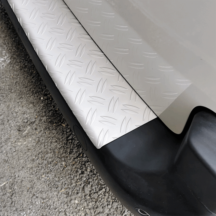 Seuil de coffre aluminium Renault Master 2024+ fixé sur véhicule - exemple sur un autre véhicule