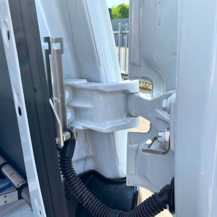 Zoom sur la fixation haute de l’arrêt de porte arrière pour Volkswagen T7 2025+