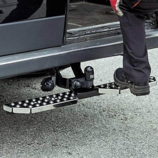 Marchepied inox universel Towhook installé sur attelage d’utilitaire Marchepied inox universel Towhook installé sur attelage d’utilitaire