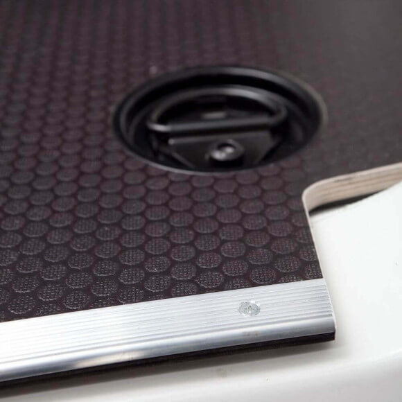 Plancher bois antidérapant Toyota Proace Max 2024+ avec barres de seuil et coupelles de finition.