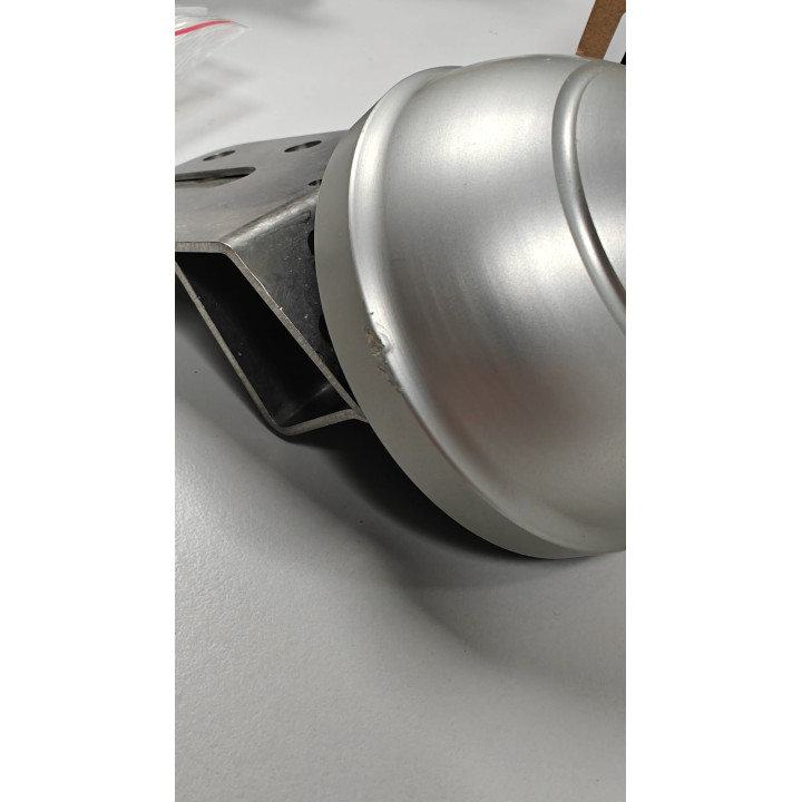 Légère rayure suite à un choc durant le transport.