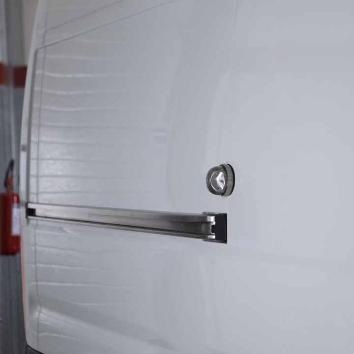 Serrure antivol utilitaire DAKEN SATURN EVO installée sur porte latérale de fourgon