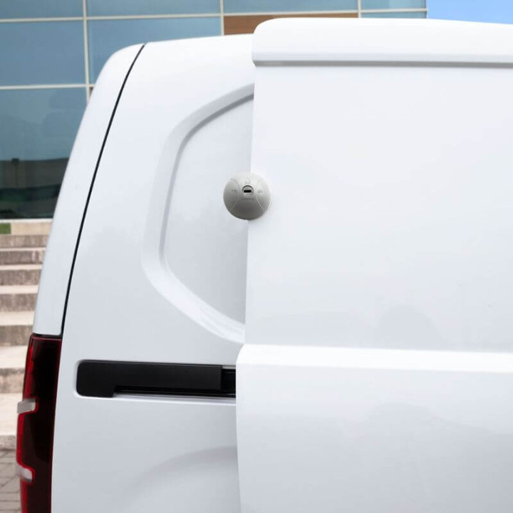 Serrure antivol utilitaire Daken Saturn GO montée sur porte latérale de véhicule