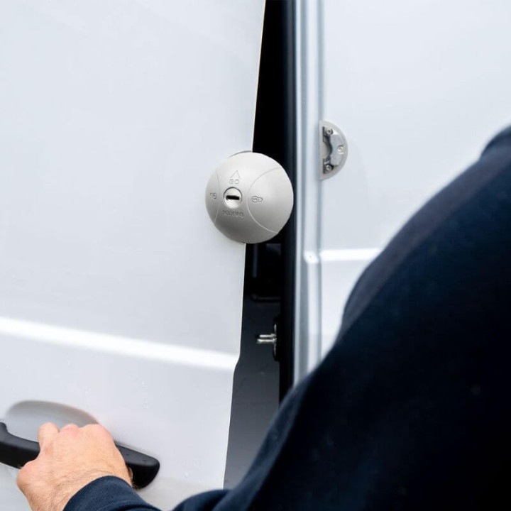 Serrure antivol utilitaire Daken Saturn GO en situation sur porte ouverte