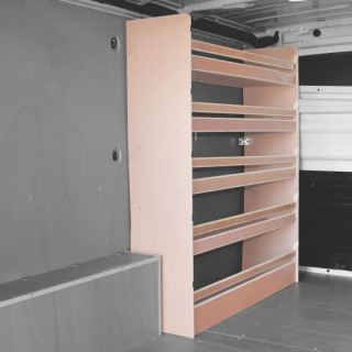 Aménagement utilitaire bois Nissan NV300 2016-2021 avec 4 étagères installé