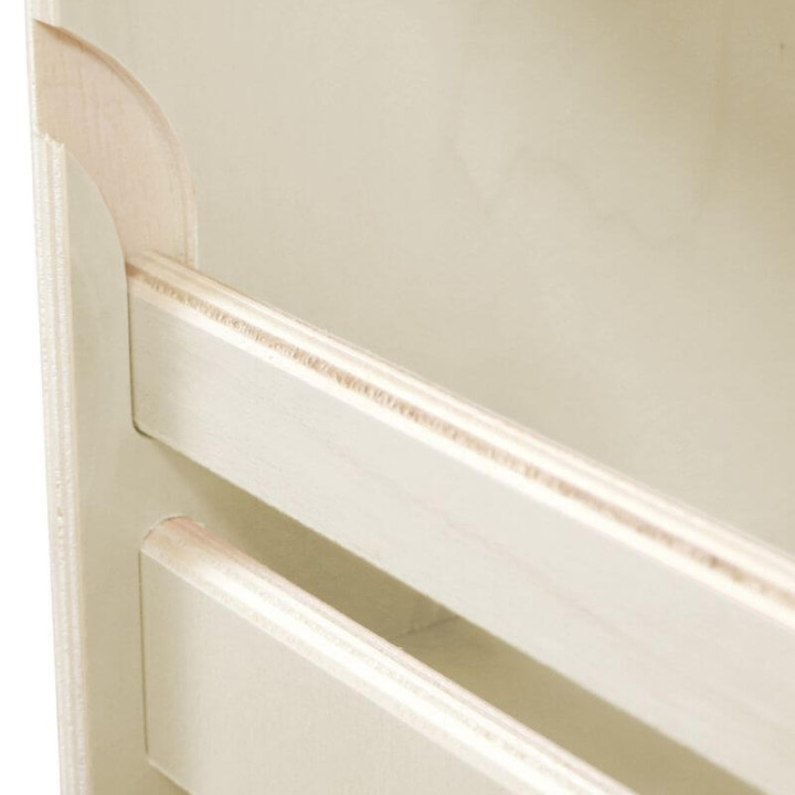 Détail de la finition vernis incolore sur contreplaqué peuplier 15mm d'un casier de rangement