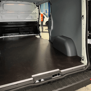 Habillage complet Renault Trafic : plancher en contreplaqué + parois en polypro + passages de roue en PEHD (option) Habillage complet Renault Trafic : plancher en contreplaqué + parois en polypro + passages de roue en PEHD (option)