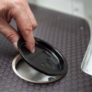 Plancher bois antidérapant Nissan NV200 2010-2017. Fixation avec les anneaux d'arrimage. Coupelles de finition fournies. Plancher bois antidérapant Nissan NV200 2010-2017. Fixation avec les anneaux d'arrimage. Coupelles de finition fournies.