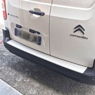 Seuil de coffre aluminium Nissan NV250 - monté sur véhicule - exemple sur un autre véhicule Seuil de coffre aluminium Nissan NV250 - monté sur véhicule - exemple sur un autre véhicule