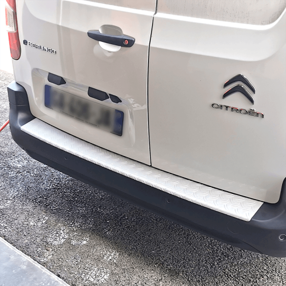 Seuil de coffre aluminium Nissan NV250 - monté sur véhicule - exemple sur un autre véhicule