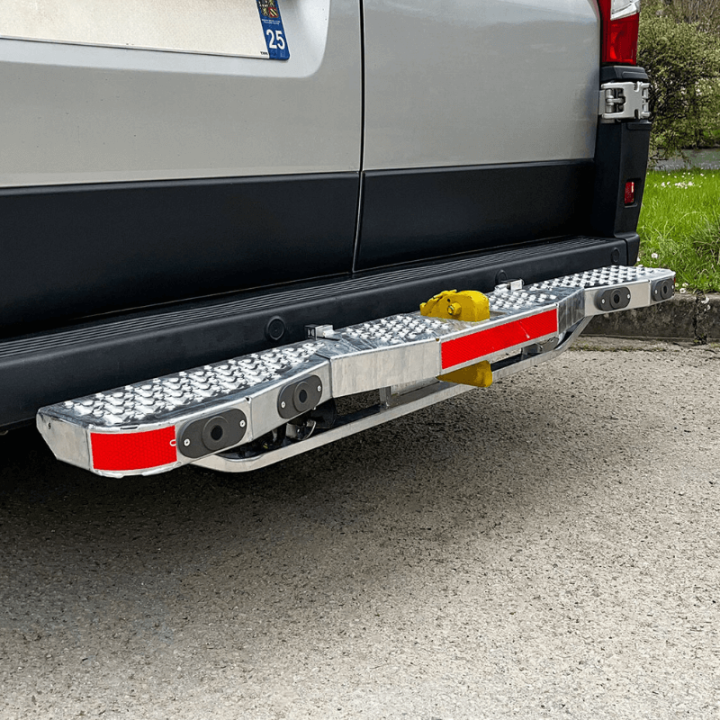 Marchepied en position fermée et verrouillée Ford Transit