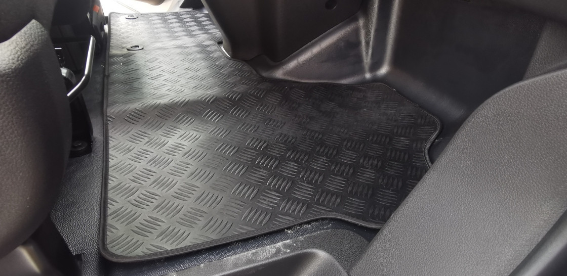 Tapis pour véhicule utilitaire sur mesure